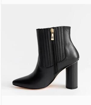 Alma Caso Sofia Boots 8 NWOT Black Leather Ankle Booties Heel Old Money Luxury